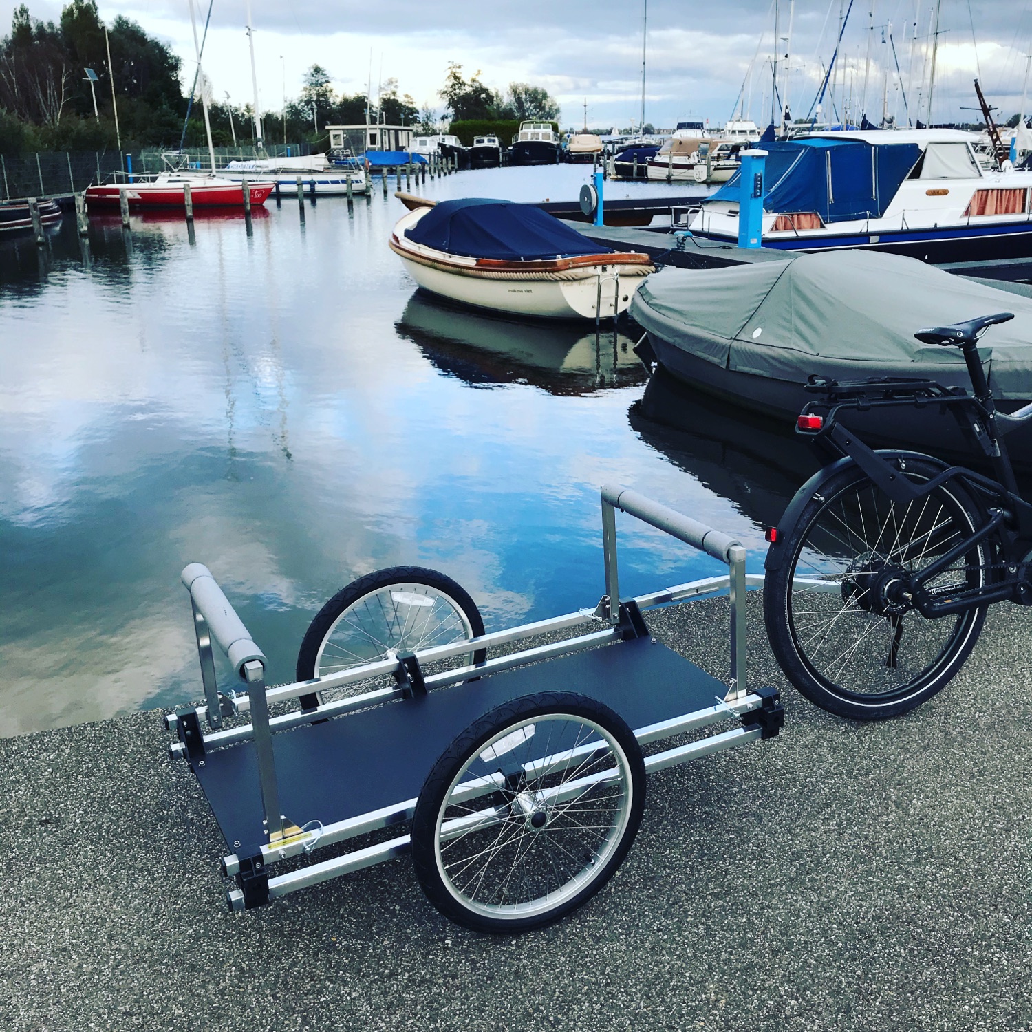 Watersporttrailer met steunen op maat
